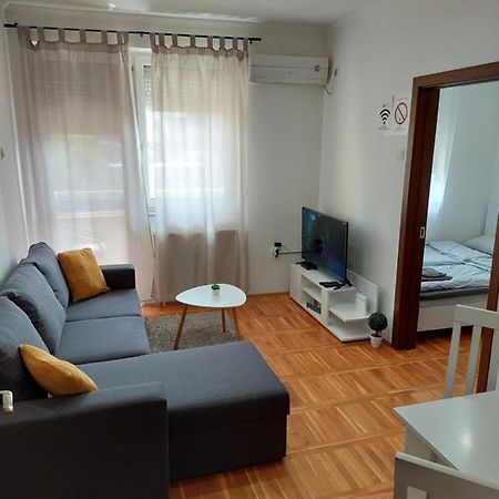 Smiley 2 - Subotica Centar Appartement Buitenkant foto