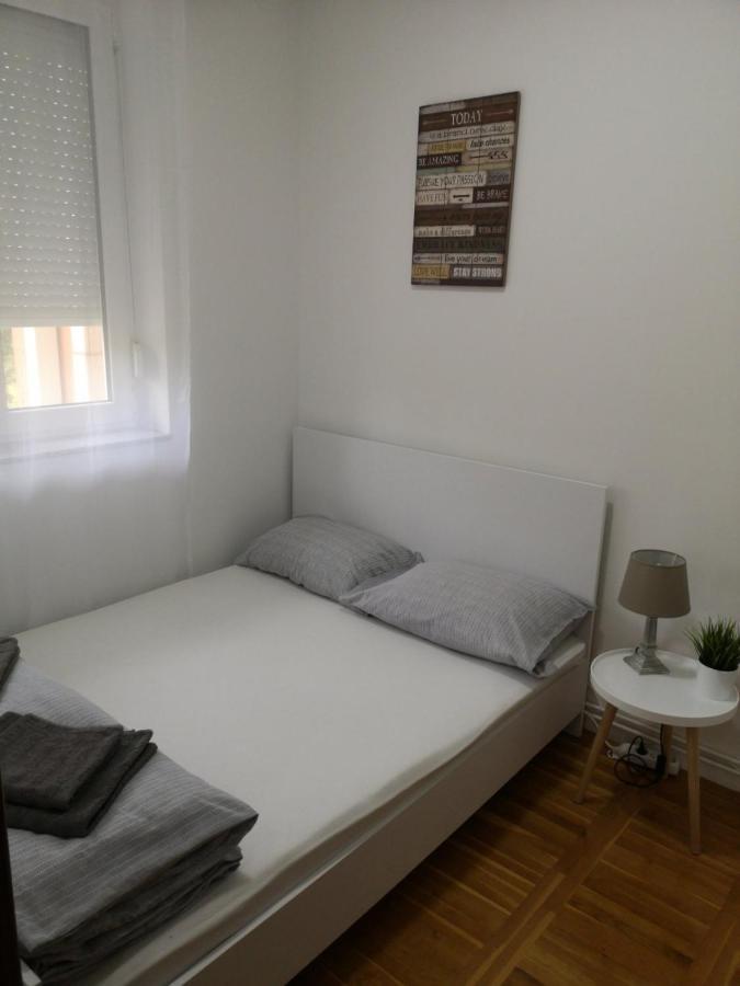 Smiley 2 - Subotica Centar Appartement Buitenkant foto