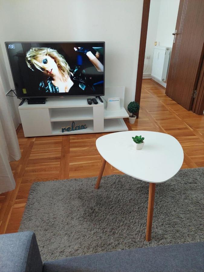 Smiley 2 - Subotica Centar Appartement Buitenkant foto