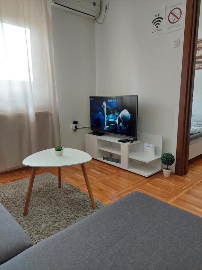 Smiley 2 - Subotica Centar Appartement Buitenkant foto