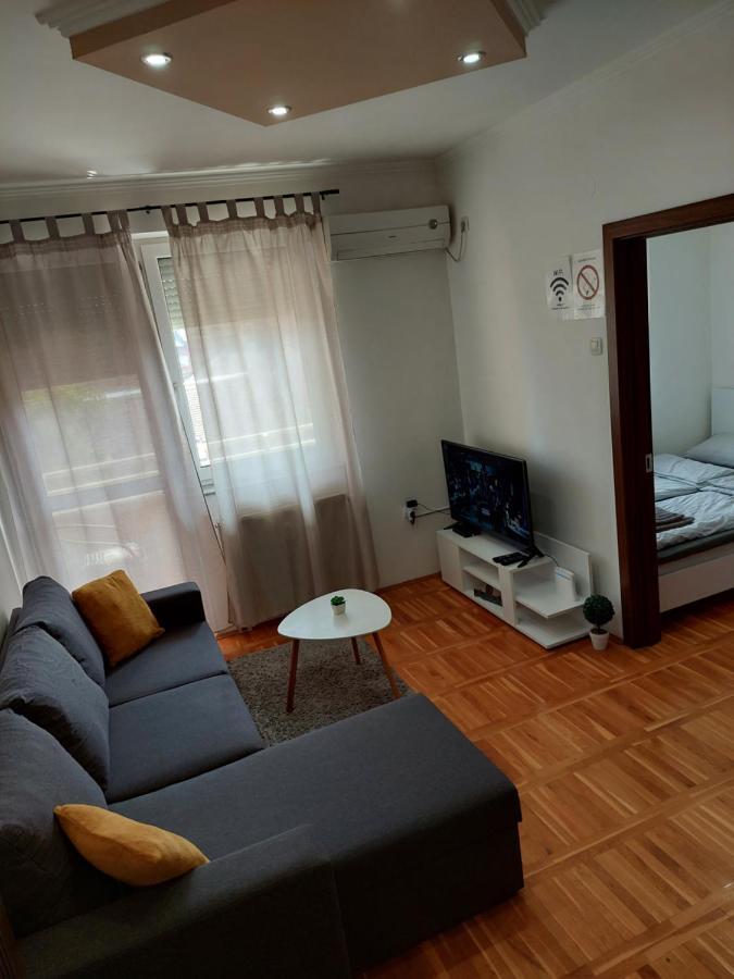 Smiley 2 - Subotica Centar Appartement Buitenkant foto