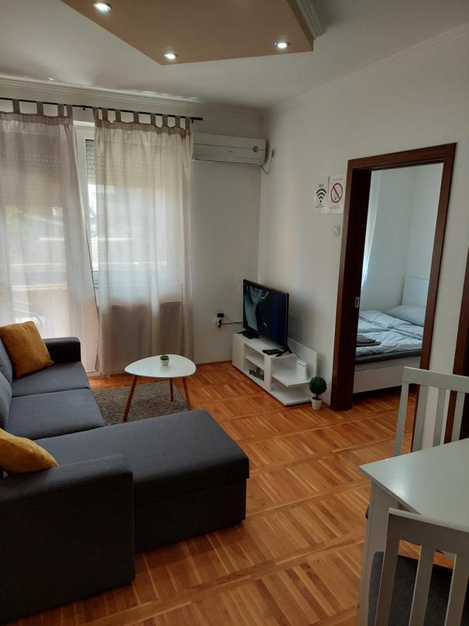 Smiley 2 - Subotica Centar Appartement Buitenkant foto