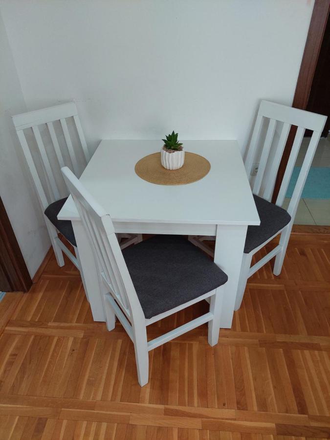 Smiley 2 - Subotica Centar Appartement Buitenkant foto