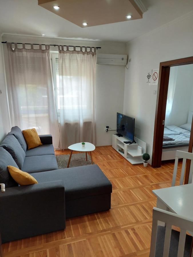 Smiley 2 - Subotica Centar Appartement Buitenkant foto