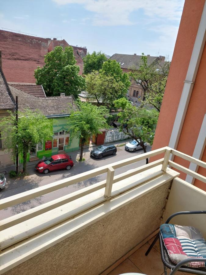 Smiley 2 - Subotica Centar Appartement Buitenkant foto