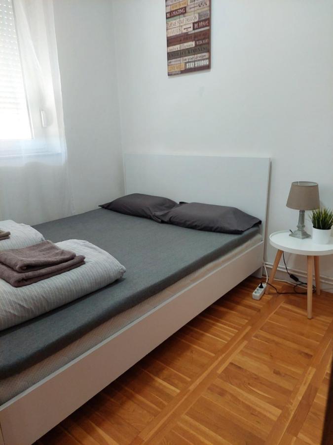 Smiley 2 - Subotica Centar Appartement Buitenkant foto